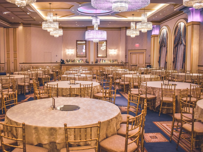 Salle de réception meublée avec tables et chaises
