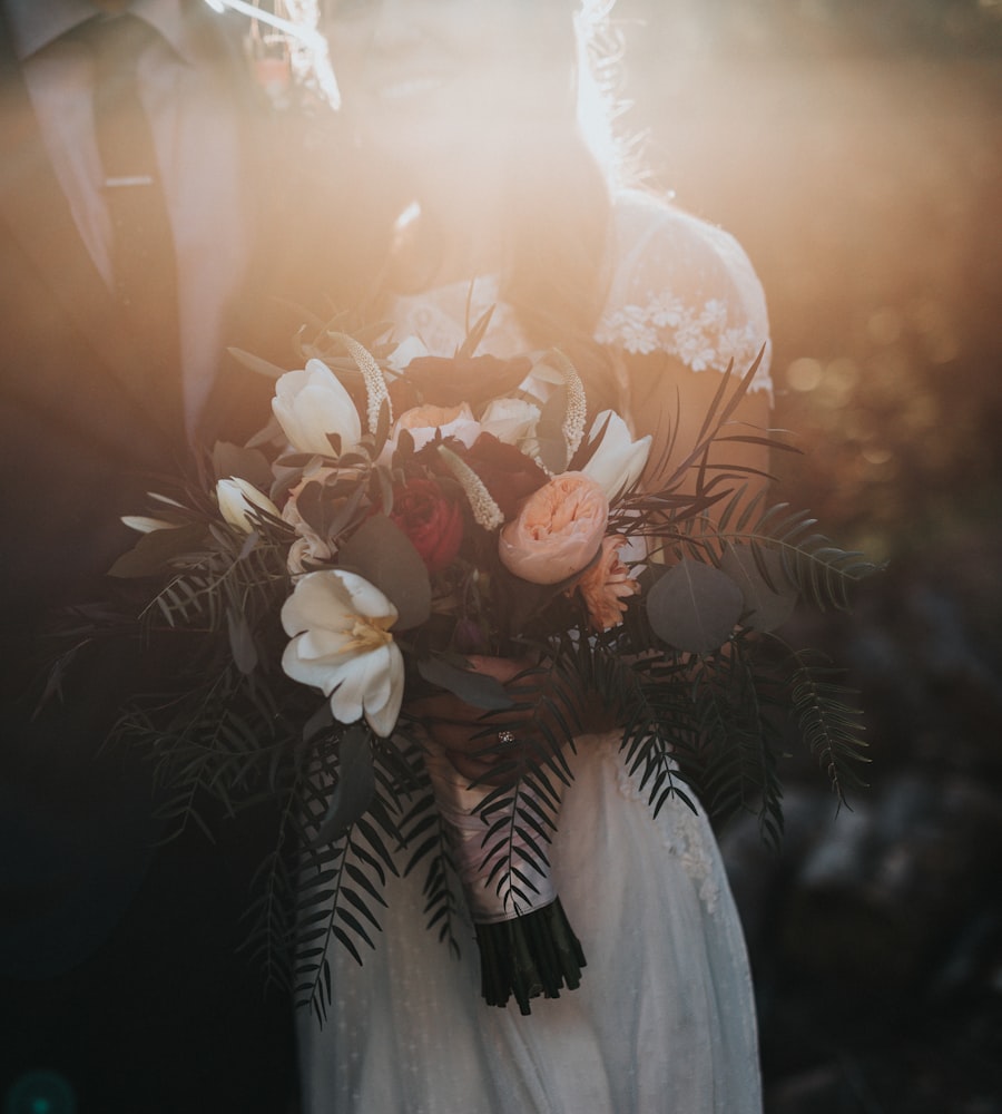 Mariée tenant son bouquet le jour de son mariage