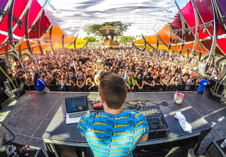 DJ animant une soirée